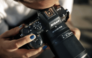 Câmera Nikon com lente grande angular, ideal para iniciantes na fotografia em 2026.