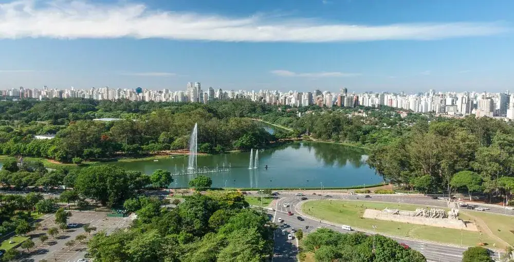 Parque Ibirapuera, um dos melhores parques para ensaio de casal ao ar livre em São Paulo. Cenário pe.