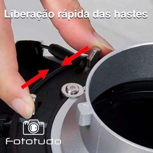 Imagem de uma mão ajustando haste de equipamento fotográfico.