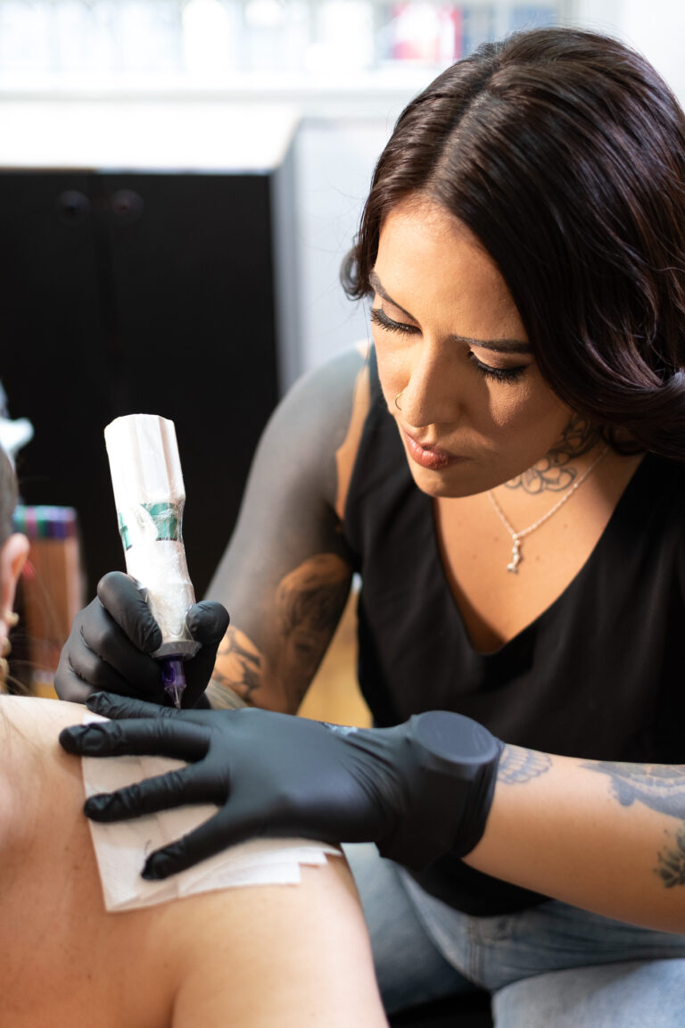 Ensaio fotográfico corporativo para tatuadores com a tatuadora Isabelle Sereia fotógrafo Guilherme Marques São Paulo (39)