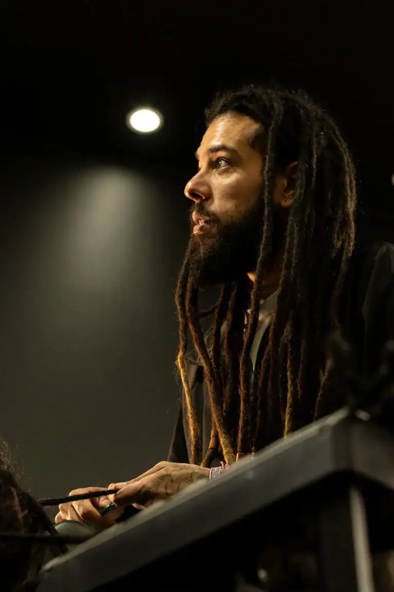 Fotógrafo Guilherme Marques com dreadlocks em ambiente de estúdio.