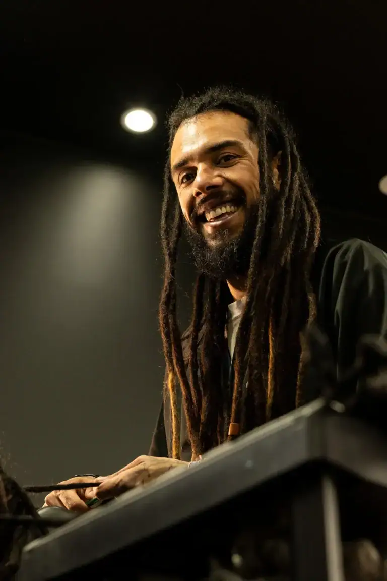 Fotógrafo Guilherme Marques sorrindo em ambiente de estúdio.