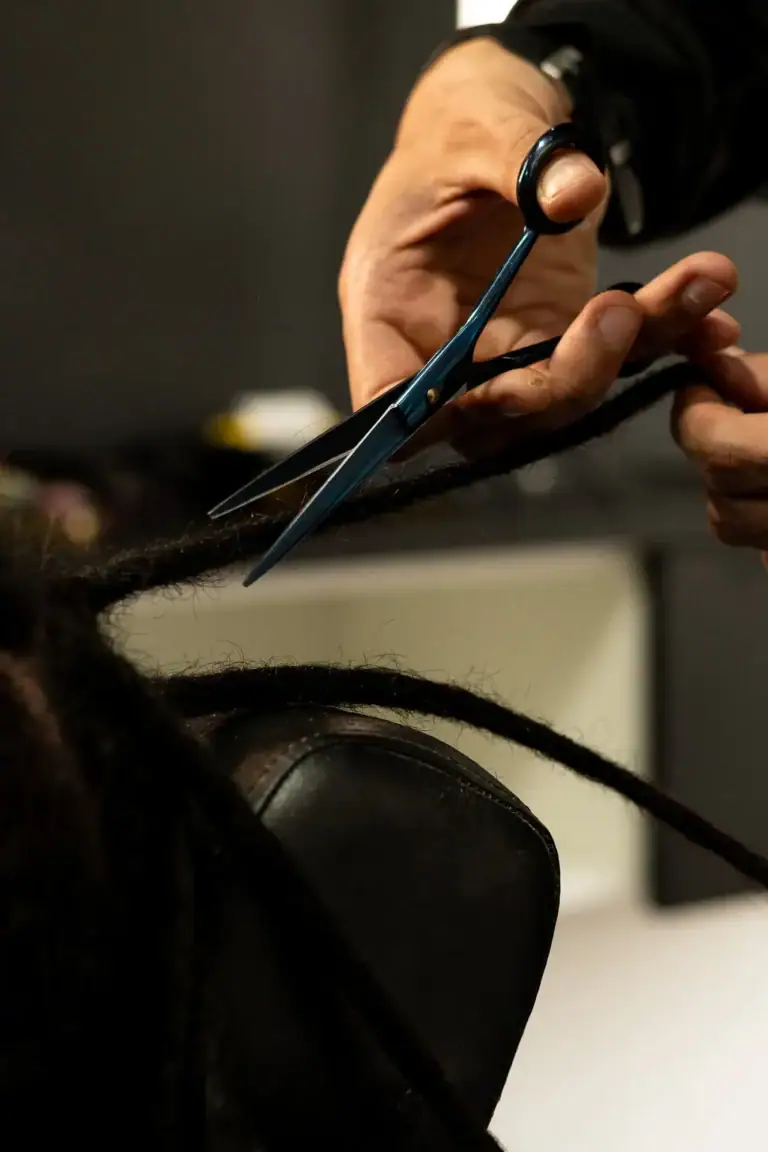 Corte de cabelo com tesoura por um profissional em salão de beleza.