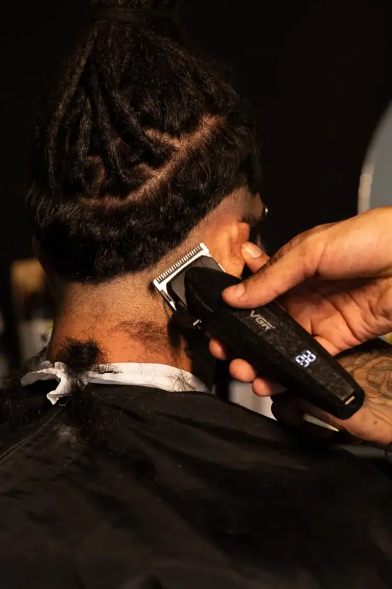 Corte de cabelo com máquina por um profissional, cabelo com dreadlocks.