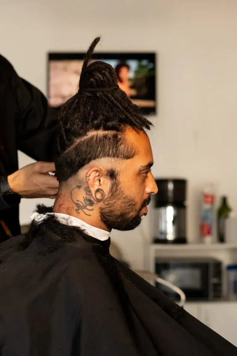 Homem recebendo corte de cabelo em salão de beleza por fotógrafo Guilherme Marques.
