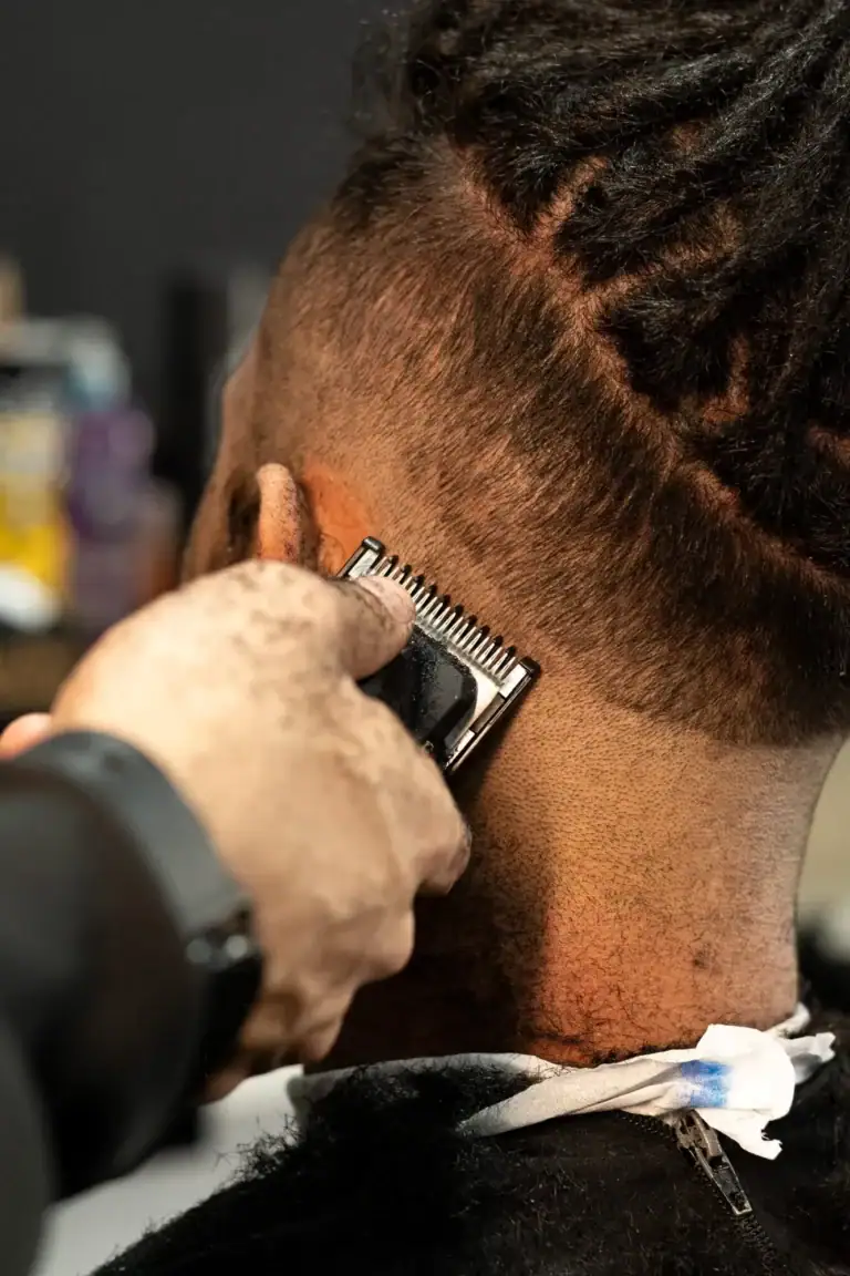 Corte de cabelo masculino com máquina por um profissional.