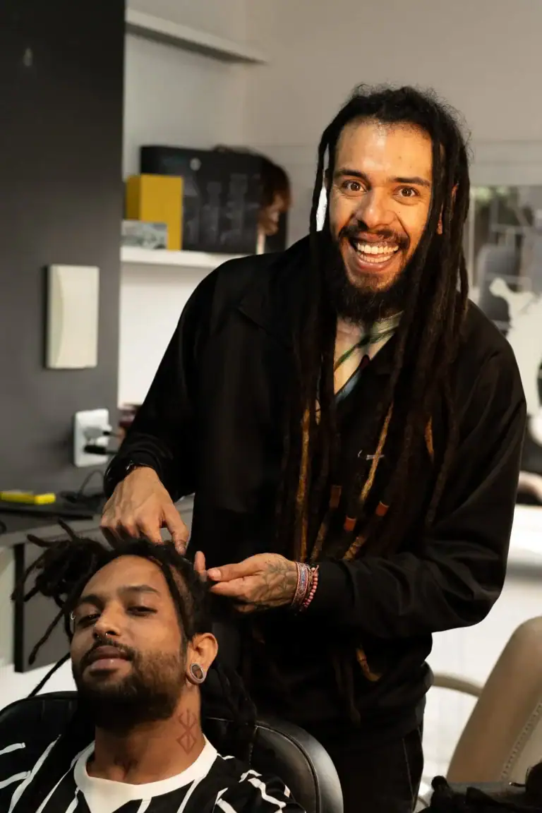 Fotógrafo Guilherme Marques fazendo cabelo em cliente no estúdio de beleza.