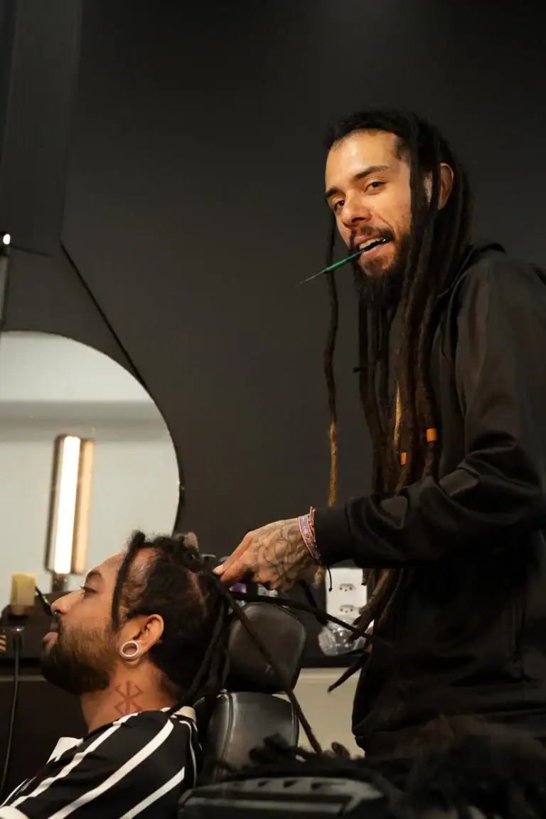 Fotógrafo profissional em estúdio de cabelo, capturando cliente com penteado.