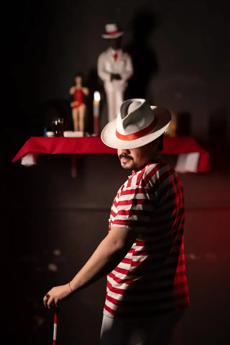 Fotógrafo Guilherme Marques captura cena com personagem de palhaço em cenário teatral.