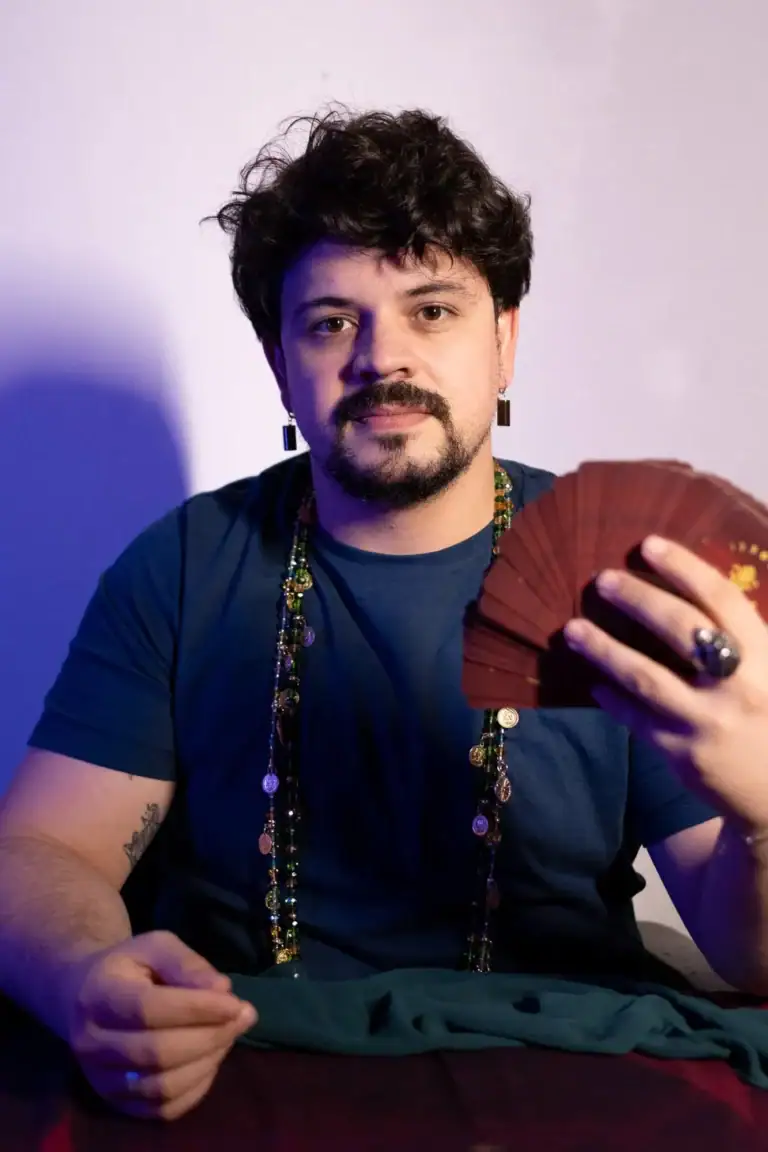Fotógrafo Guilherme Marques com baralho, retrato profissional em estúdio.